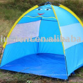 Niños jugando en la carpa de playa